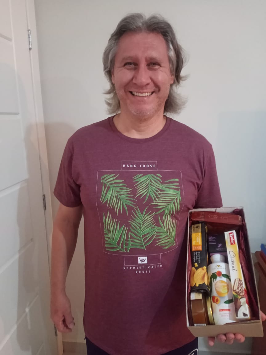 Participante com a sua caixa comemorativa recebida no sorteio