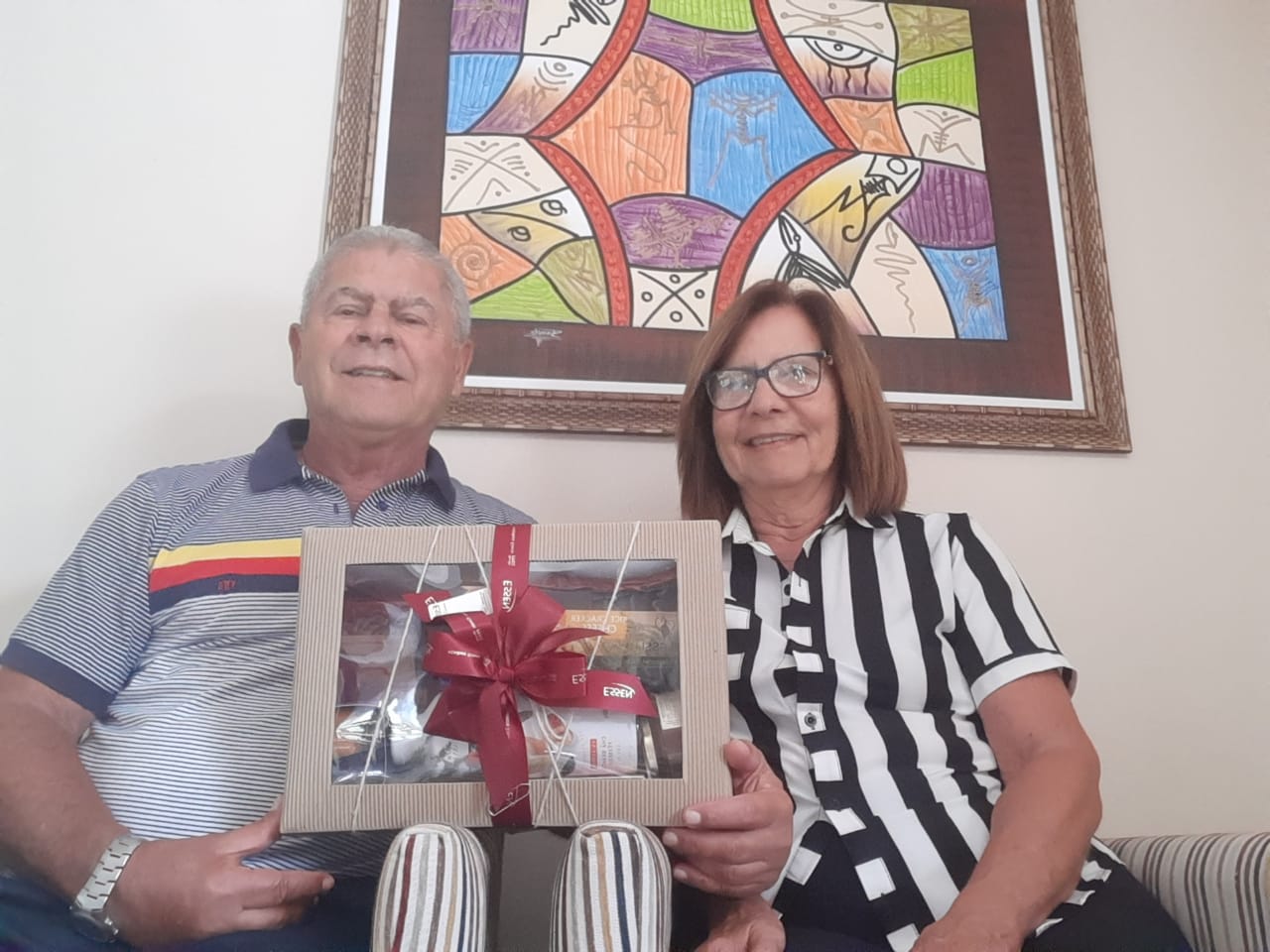 Participante com a sua caixa comemorativa recebida no sorteio