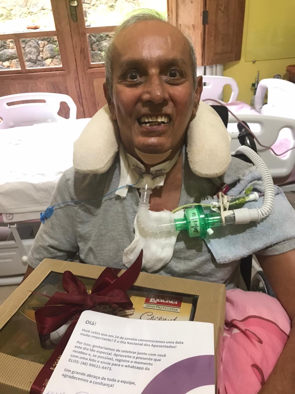Participante com a sua caixa comemorativa recebida no sorteio