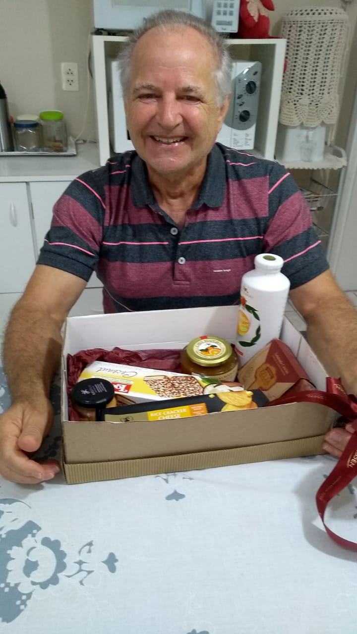 Participante com a sua caixa comemorativa recebida no sorteio