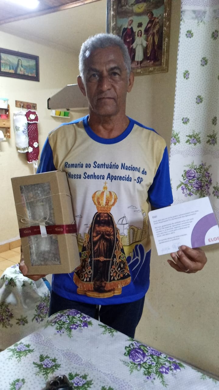 Participante com a sua caixa comemorativa recebida no sorteio