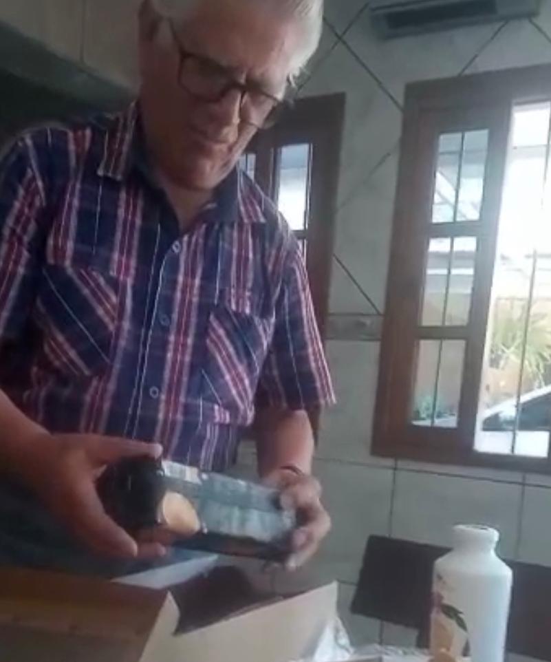 Participante com a sua caixa comemorativa recebida no sorteio