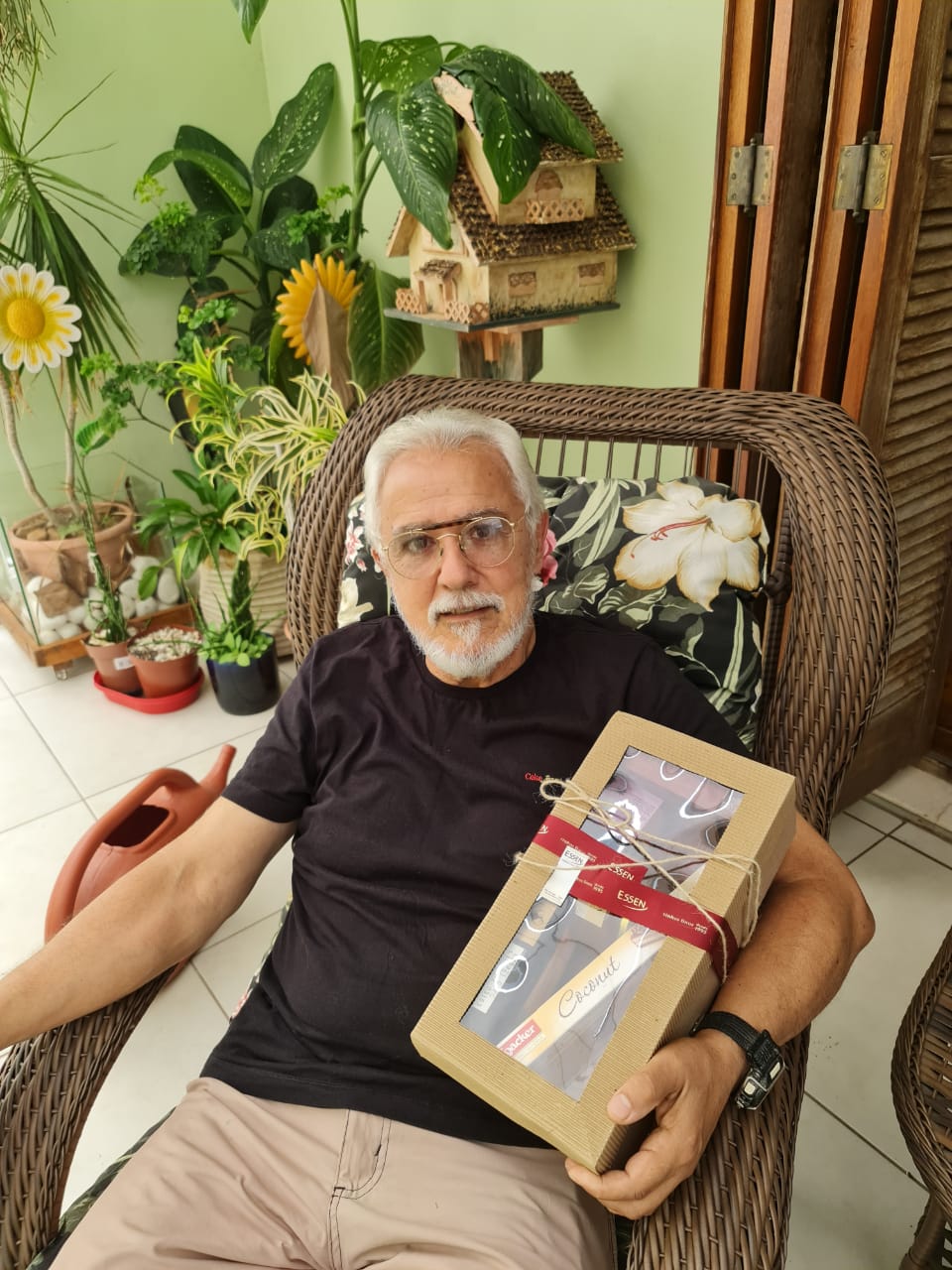 Participante com a sua caixa comemorativa recebida no sorteio